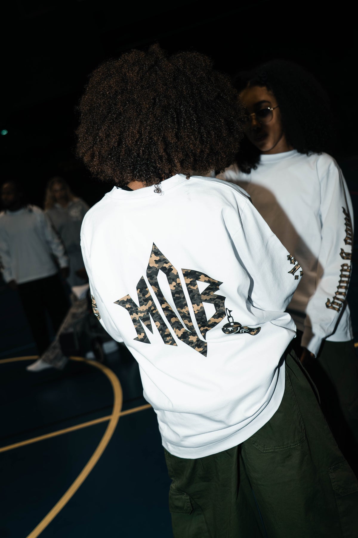 Membres de la Mob Family en crewneck blanc, monogramme MOB camo dans le dos Image