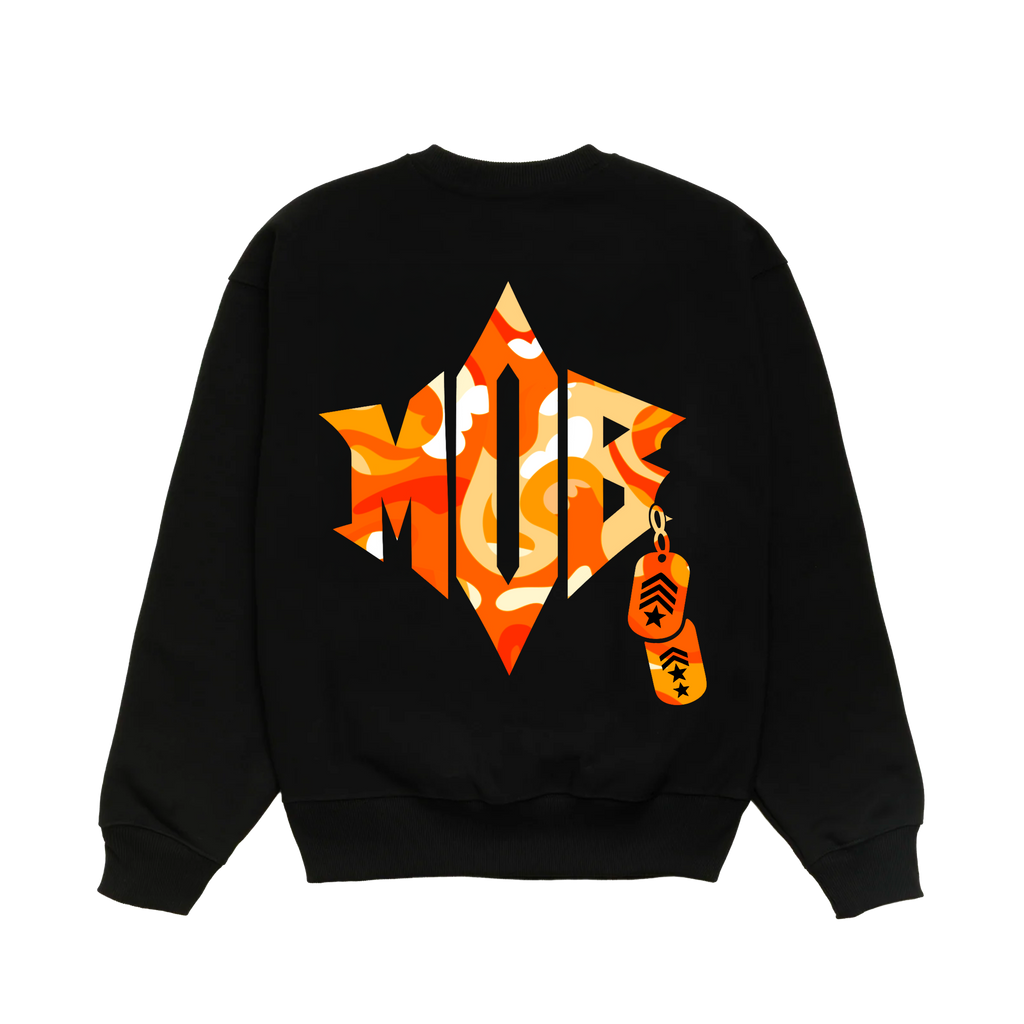 Crewneck noir Mob Family vu de dos : grand monogramme MOB en camo orange avec plaques militaires