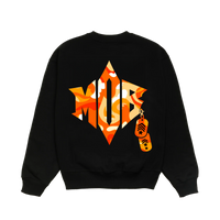 Crewneck noir Mob Family vu de dos : grand monogramme MOB en camo orange avec plaques militaires