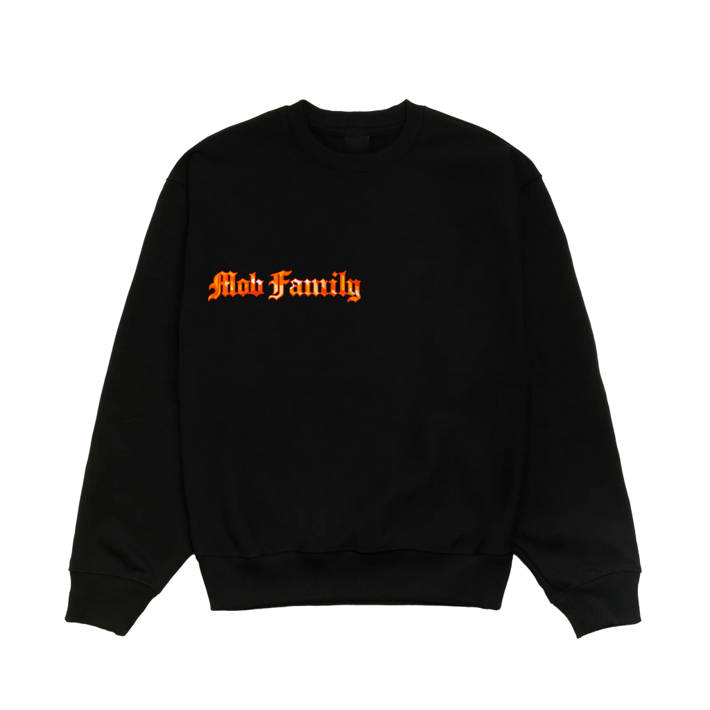 Crewneck noir Mob Family vu de face : lettrage « Mob Family » orange sur la poitrine