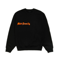 Crewneck noir Mob Family vu de face : lettrage « Mob Family » orange sur la poitrine